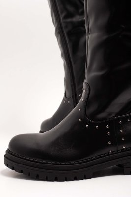 Szegecses műbőr csizma 4246/ F